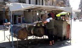 مركز #حلب الإعلامي: صعوبة كبيرة في تأمين المحروقات في أسواق حلب جراء انقطاع طريق الكاستيلو لليوم الخامس على التوالي.
تصوير: أبو تيم الحلبي