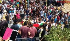 #شاهد | بلدة حزما شرق القدس تشيع جثمان الشهيد محمد فتحي كنعان ( 26 عاما)، الذي ارتقى أمس متأثرا بجراحه التي أصيب بها خلال مواجهات مع الاحتلال في البلدة قبل ثلاثة أيام.
تصوير رشا حرز الله