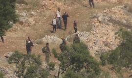 #شاهد | جنود الاحتلال يحمون مستوطني " جفعات رونين " خلال اعتداءاتهم على الفلسطينيين في قرية بورين جنوب غرب نابلس .