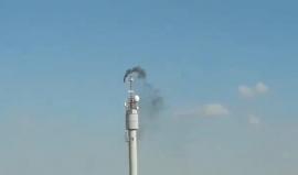 المتظاهرون يحرقون برج إرسال تابع لجيش الاحتلال شرقي رفح جنوب قطاع غزة