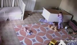 #شاهد| الطفل الشجاع ينقذ شقيقه من الموت