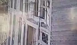 #شاهد 
 لحظة سقوط عامل من مكان عمله في  #يطا جنوب #الخليل.