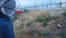 تحت طلقات الرصاص " ماذا قالوا " ؟ 
#شاهد شبان يتحدون الاحتلال ويرفعون العلم على السياج الفاصل شرق المحافظة الوسطى لقطاع غزة .. والجنود يخافون الاقتراب بعد #كمين_العلم