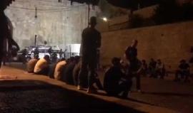 #شاهد 
ينشدون للأقصى على أبواب البلدة القديمة في #القدس المحتلة حيث تمنعهم قوات الاحتلال من الدخول.