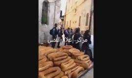 #شاهد | قوات الاحتلال تعتدي على مسن فلسطيني في طريق الواد بالبلدة القديمة في مدينة القدس