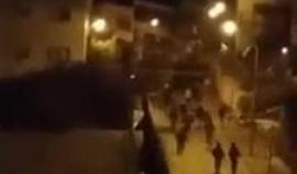 #شاهد لحظة مهاجمة المستوطنين لمنازل المواطنين في منطقة تل الرميدة وسط #الخليل