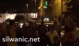 #شاهد
لحظة وصول عائلة الشهيد عبد المحسن حسونة إلى مقبرة المجاهدين في القدس لدفن نجلها المحتجز منذ 9 اشهر.