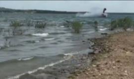 #شاهد كيف تحطمت طائرة صغيرة على شاطئ بحيرة ترافيس!