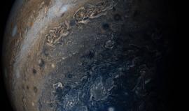 صور جديدة تُظهر الغيوم الملونة والعواصف العملاقة في كوكب المشتري!

المصدر: ديلي ميل