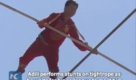 #شاهد صيني يعبر النهر الأصفر فى نينغشيا بالصين مشيًا على الحبال دون حزام أمان !