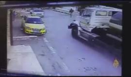 #شاهد سيارة نقل مياه تابعة لقوات الاحتلال تدهس مواطن من ذوي الاحتياجات الخاصة في المنطقة الجنوبية بمدينة الخليل اليوم.