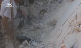 انتشال شهداء وجرحى إثر القصف الجوي على حي باب المقام في #حلب القديمة
تصوير: عارف العارف