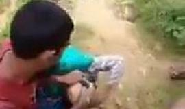 روهنغي أنقذ أمه المسنة وحملها على ظهره للفرار بها إلى بنغلاديش المجاورة.