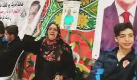 #شاهد مسنة فلسطينية تغنّي "سجان أبوك يا سجن" في خيمة التضامن مع الأسرى بـ الخليل 

تصوير: مصعب شاور