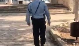 #شاهد | جندي صهيوني بعد تلقيه ركلة من مرابط فلسطيني خلال مواجهات الأقصى اليوم . 
تصوير حنين جابر