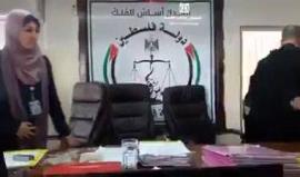 لحظة النطق بحكم الإعدام بحق اثنين ومؤبد لثالث بعد إدانتهم بقتل مواطن من عائلة حلس في غزة