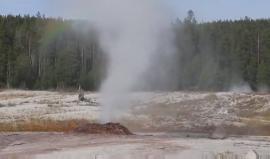 شاب تحلل جسده بعد سقوطه في أحد الينابيع الحارة بمنطقة يلوستون الأمريكية

حيث ذهب ليتحسس حرارة ينبوع ساخن ثم انزلق ووقع فيه 

فيديو للمنطقة