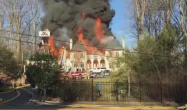 نشر موقع تلفزيون “دبليو جي إل إيه” – التابع لشبكة “إيه بي سي” الإخبارية، مقطع فيديو قال إنه يرصد لحظة احتراق قصر بولاية فيرجينيا الأمريكية تابع للسفارة الإماراتية.
ولفت الموقع إلى أن الحريق اشتعل في القصر الواقع بحي ماكلين، بمقاطعة فيرفاكس بولاية فيرجينيا