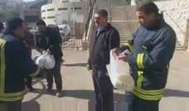 #شاهد توزيع "الشاورما" على رجال الدفاع المدني التابع للسلطة بعد انتهائهم من إطفاء حرائق بـ "إسرائيل"