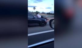 رجل يتشبث بغطاء سيارة مسرعة!

نشرت صحيفة "ديلي ميل" البريطانية مقطعا مصورا يظهر رجلا يتشبث بغطاء محرك سيارة، تسير على إحدى الطرق السريعة في مدينة ميامي بولاية فلوريدا الأميركية.