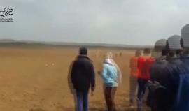 #شاهد لحظة فتح قوات الاحتلال النيران على المتظاهرين العزل المشاركين في #مسيرة_العودة_الكبرى السلمية شرق غزة