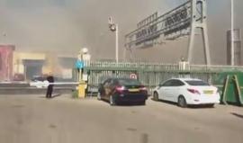 #شاهد النيران تحاصر قاعدة إطفاء في حيفا المحتلة