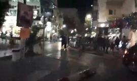 #شاهد السلطة توجه قنابل الغاز نحو متظاهرين برام الله طالبوها برفع عقوباتها عن قطاع غزة المحاصر من الاحتلال الصهيوني .  
#ارفعوا_العقوبات