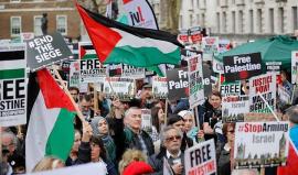 #شاهد .. مظاهرة حاشدة أمام مقر الحكومة البريطانية في العاصمة البريطانية لندن دعما لـ #مسيرة_العودة_الكبرى السلمية في قطاع غزة ورفضا للاعتداء قوات الاحتلال عليها.