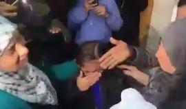بعد ان انتصرت دموعها على قسوة المحتل 

#فيديو الطفلة المريضة أنعام العطار تلتقي والدتها في رام الله، بعد وصولها لوحدها بسبب منع الاحتلال مرافقتها