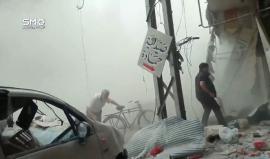 مشاهد مروعة - اللحظات الأولى للقصف الجوي على مدينة #سقبا بريف #دمشق