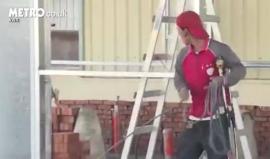 عامل بناء بقدم واحدة .. مذهل حقاً