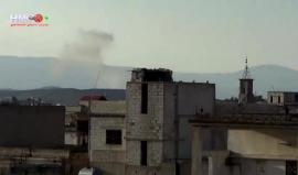 لحظة قصف طائرات النظام السوري لبلدة عقرب في ريف حماه بالبراميل المتفجرة.