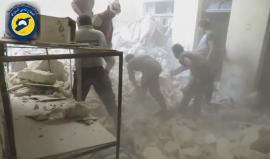 عـائلة تحت الأنقاض .. 
#شاهد| قصف حربي على حي السكري في #حلب