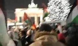#شاهد مظاهرة الآن أمام السفارة الأمريكية في العاصمة الالمانية برلين رفضا لقرار ترامب. 
#القدس_عاصمة_فلسطين