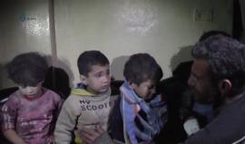 في مشهد مؤثر.. أب سوري يتفقد أطفاله بعد أن أصيبوا في قصف طائرات الأسد على مدينة الرستن بريف حمص