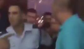 #شاهد رئيس بلدية اللد المحتلة "يائير رفيفو" يهاجم مسجد "دهمش" بحماية قوات الاحتلال لإسكات صوت تكبيرات عيد الاضحى المبارك قبيل صلاة فجر اليوم