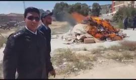 #شاهد| شرطة ميليشيا حفتر تحرق آلاف الكتب الدينية ببنغازي من مكتبة الشيخ محمد التائب، أحد أعلام مدينة بنغازي المهجرين إلى غربي البلاد.