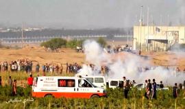 لحظة إلقاء طائرة للاحتلال قنابل الغاز فوق رؤوس المشاركين في مسيرات العودة شرق قطاع #غزة أمس