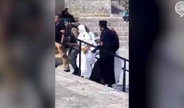 #شاهد قوات الاحتلال الاسرائيلي تعتقل شابين عند باب العامود أحد أبواب المسجد الأقصى المبارك في مدينة القدس المحتلة.