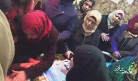 #شاهد| والدتا الشهيدين أمير ومهند الرجبي في لحظات وداعهما الأخيرة، قبل تشييعهما ظهر اليوم في مدينة الخليل .
تصوير: مصعب شاور