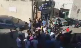 #شاهد | نشطاء ينظمون وقفة في مخيم شعفاط شمال شرق #القدس المحتلة لمطالبة سلطات الاحتلال بتسليم جثمان الشهيد المقدسي مصطفى نمر، والذي استشهد الاسبوع الماضي بعد اطلاق قوات الاحتلال النار تجاه مركبته بدعوى محاولته تنفيذ عملية دهس