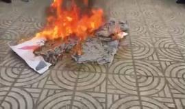 حرق صور الرئيس الأمريكي في غزة احتجاجا على اعلان القدس عاصمة ل"اسرائيل"