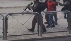 قوات الاحتلال تعتقل الشاب محمد أبو سنينة قرب باب العامود وسط القدس المحتلة.