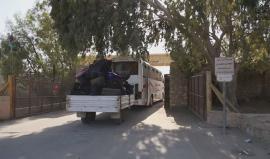 في هذا الفيديو .. تشاهد معاناة الفلسطينيين بعد انتظار دام لساعات امام البوابة المصرية خلال سفرهم عبر معبر رفح البري  ! 
تصوير مراسلنا: عبد الرحمن الكحلوت