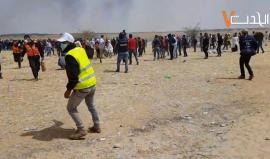 #شاهد لحظة قنص الاحتلال الاسرائيلي لأحد المتظاهرين شرق خانيونس 

#مسيرة_العودة_الكبرى
#جمعة_العلم