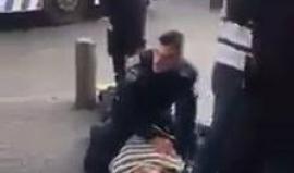 #شاهد | قوات الاحتلال تعتقل شاب فلسطيني بعد الاعتداء عليه بالقدس المحتلة قبل قليل.