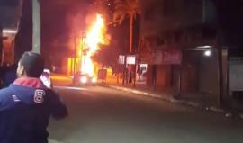 #فيديو اشتعال النيران في احد شوارع منطقة البصة في دير البلح وسط قطاع غزة بسبب انفجار محول كهرباء 

مشاركة: معاذ عبيد
