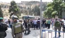 #شاهد جانب من قمع قوات الاحتلال للمصلين عند باب الأسباط بالقدس المحتلة ظهر اليوم.
#جمعة_الغضب