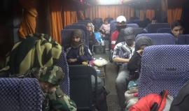 من داخل باصات التهجير .. 

#شاهد شهادات مؤثرة للمهجرين قسرياً من حي الوعر إلى ريف ادلب

اعداد: هادي العبد الله