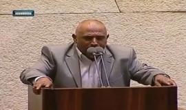 النائب العربي طالب أبو عرار يرفع الأذان على منبر الكنيست الإسرائيلي احتجاجا على قانون الاحتلال بمنع الأذان بالقدس والداخل المحتل